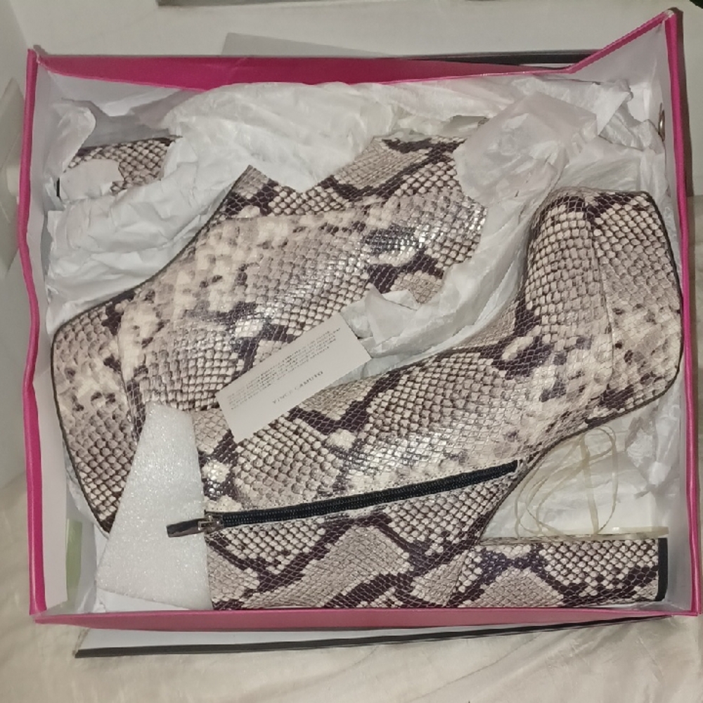 VINCE CAMUTO Leather Snakeskin Platform Ankle Boots sz.10 - Picture 1 of 3